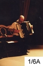 L'aveugle (Georges Chebance) joue de l'accordéon à l'Einlass