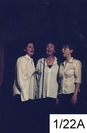 Pendant que Patrick chante, ses Bruellettes (Rose Tsakyriou, Adele Frost et Dagmar Ruhwandl) font le choeur
