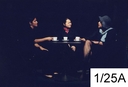 Maman (Arézou Saffari-Dürr) et ses filles (Nora Azzaoui et Chuy You Phow) sont au Café de Flore